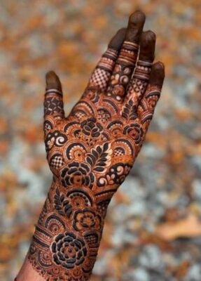 Mehndi Design Simple 2026 looks beautiful with dark henna stain