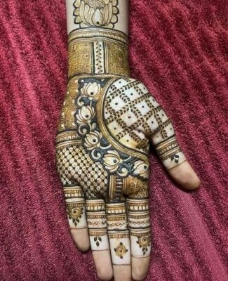 Mehndi Design Simple 2026 matches well with traditional outfits