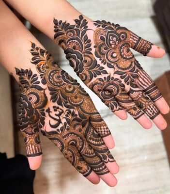 Mehndi Design Simple 2026 uses light floral and leaf motifs
