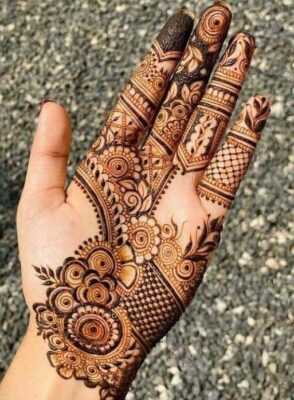 Mehndi Design Simple Front Hand gives a modern and soft vibe