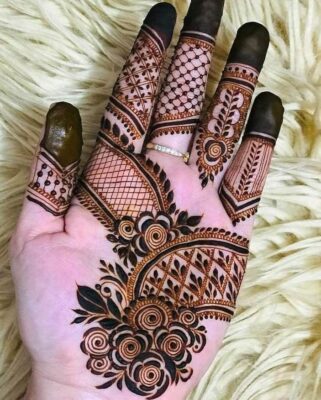 Mehndi Design Simple Front Hand is light yet attractive