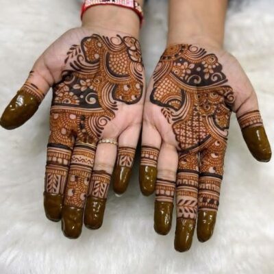 Mehndi Design Simple Front Hand is trending for casual occasions