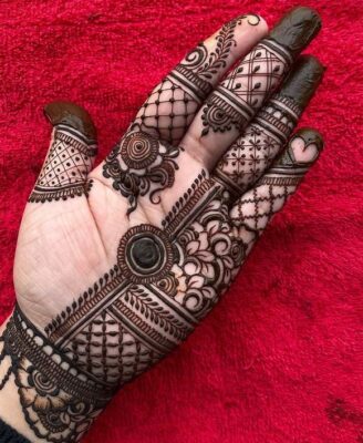 Mehndi Design Simple Front Hand looks beautiful with dark henna color