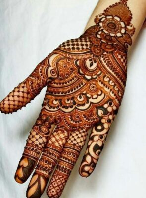 Mehndi Design Simple Front Hand matches well with traditional outfits