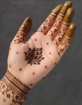 Mehndi Design can be applied on both hands and feet