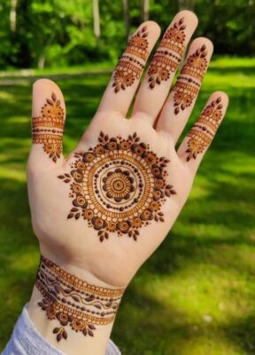 Mehndi Design can be simple or very detailed