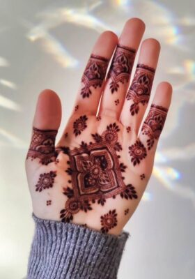 Mehndi Design gives a stylish and elegant appearance