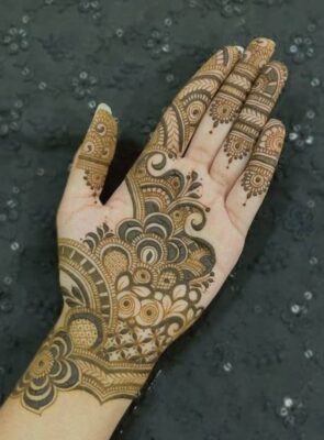 Mehndi Design is loved by girls of all age groups