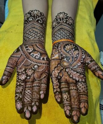 Mehndi Design looks beautiful with dark henna color