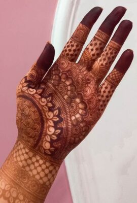Mehndi Design looks stunning with traditional outfits