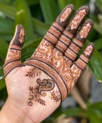 Mehndi Design patterns can include flowers, leaves, and mandalas