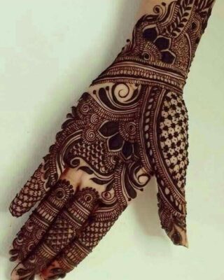New Mehndi Design Photo shows detailed and creative artwork