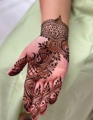 Palm Mehndi Design adds elegance to bridal looks