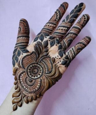 Palm Mehndi Design gives a neat and balanced look