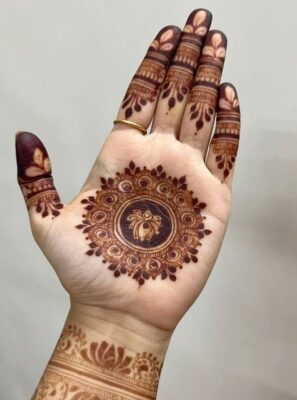 Palm Mehndi Design looks stunning with dark henna stain