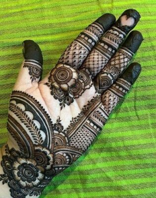 Palm Mehndi Design matches well with traditional outfits