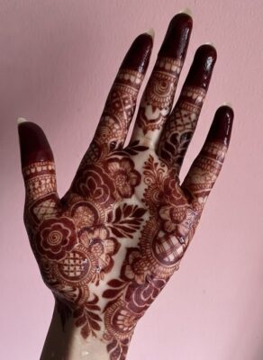 Palm Mehndi Design suits both simple and heavy styles