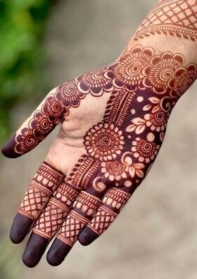 Simple Front Hand Mehndi Design can be done in less time