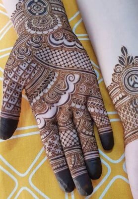 Simple Front Hand Mehndi Design enhances the beauty of the palm