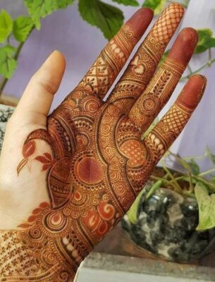 Simple Front Hand Mehndi Design gives a neat and elegant look