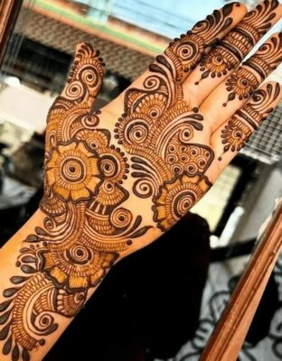 Simple Front Hand Mehndi Design is easy for practice sessions