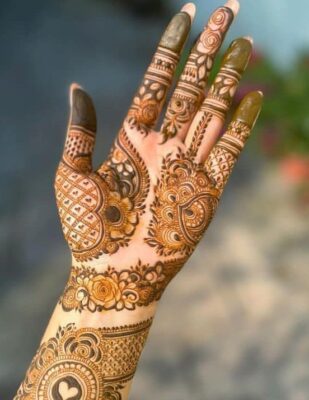 Simple Front Hand Mehndi Design keeps hands looking graceful