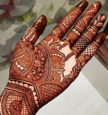 Simple Front Hand Mehndi Design looks beautiful with dark henna color