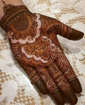 Simple Front Hand Mehndi Design looks beautiful with light patterns