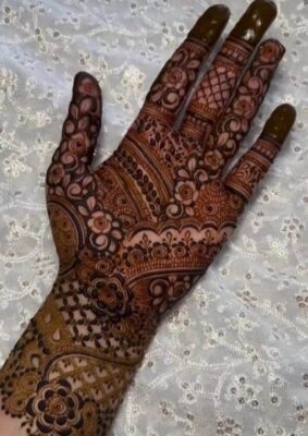 Simple Mehandi Design enhances the natural beauty of hands
