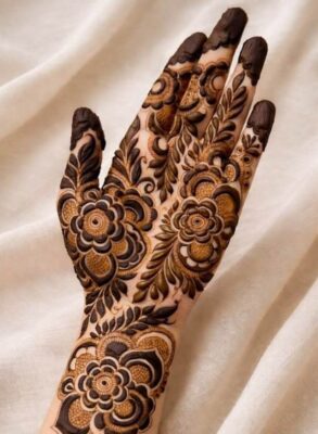 Simple Mehandi Design gives a neat and stylish appearance