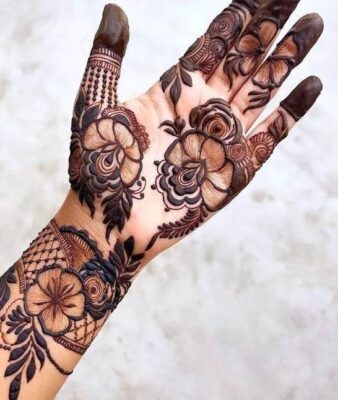 Simple Mehandi Design is a symbol of traditional art