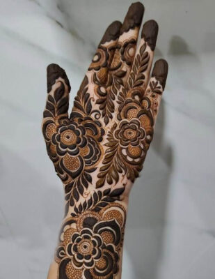 Simple Mehandi Design is ideal for festivals and small functions