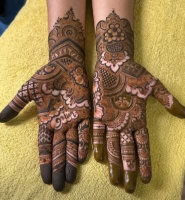 Simple Mehandi Design is suitable for all age groups