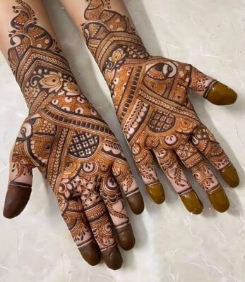 Simple Mehandi Design keeps hands looking graceful