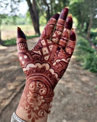 Simple Mehandi Design looks beautiful on every occasion