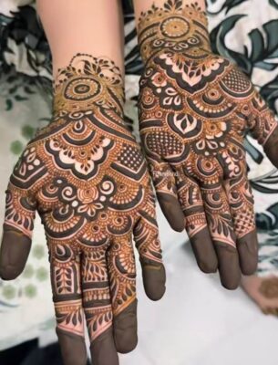 Simple Mehandi Design looks elegant with dark henna color