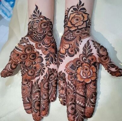 Simple Mehandi Design matches well with ethnic jewelry