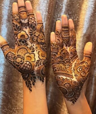 Simple Mehandi Design suits both traditional and modern outfits