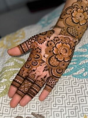 Simple Mehndi Design Front Hand can be completed in less time