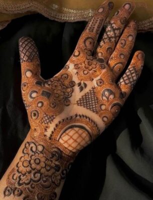 Simple Mehndi Design Front Hand gives a clean and classy finish