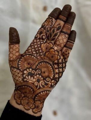 Simple Mehndi Design Front Hand gives a neat and elegant look