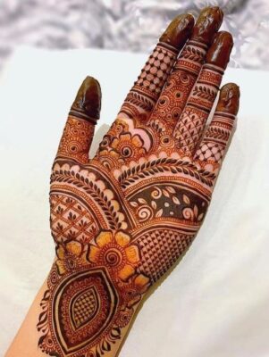 Simple Mehndi Design Front Hand is light yet very attractive