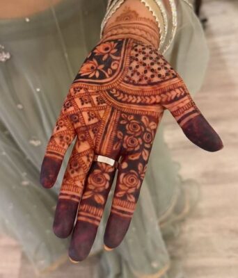 Simple Mehndi Design Front Hand is loved for its simplicity