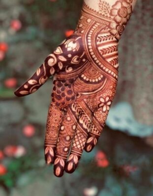 Simple Mehndi Design Front Hand is simple but impressive