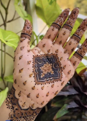 Simple Mehndi Design Front Hand is suitable for engagement ceremonies