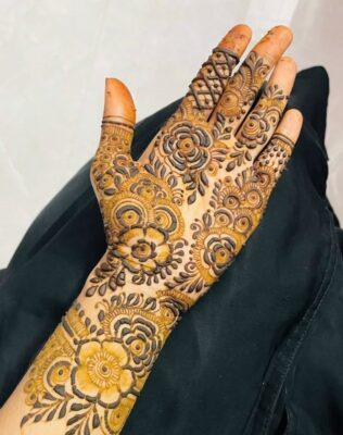 Simple Mehndi Design Front Hand is trending for casual occasions