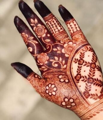 Simple Mehndi Design Front Hand looks beautiful with dark henna stain