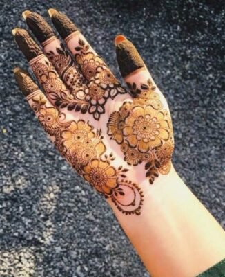 Simple Mehndi Design Front Hand looks beautiful with minimal patterns