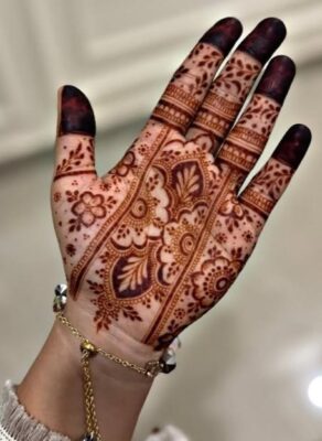Simple Mehndi Design Front Hand matches well with traditional outfits