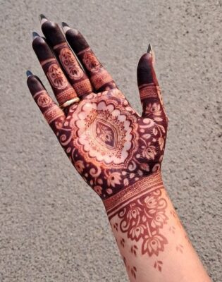 Simple Mehndi Design Front Hand never goes out of trend
